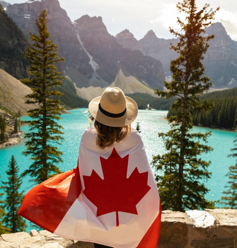 Mujer envuelta en una bandera de Canadá