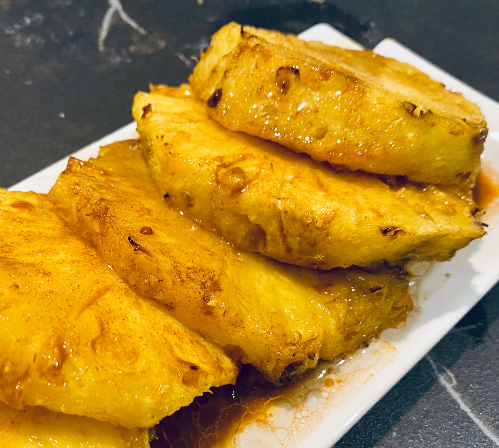 Ananas rôti à la sauce au rhum