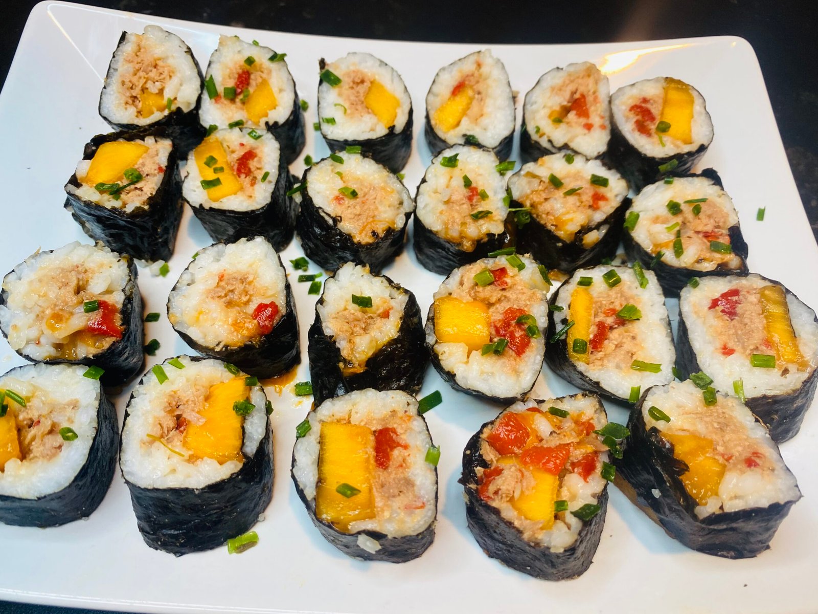 Makis with persimmons, piquillos and spicy tuna