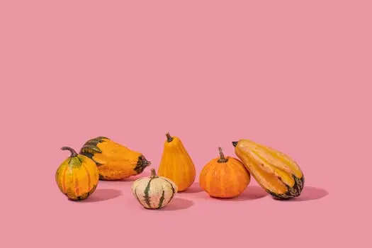 Foto De Calabazas Sobre Una Superficie Rosa