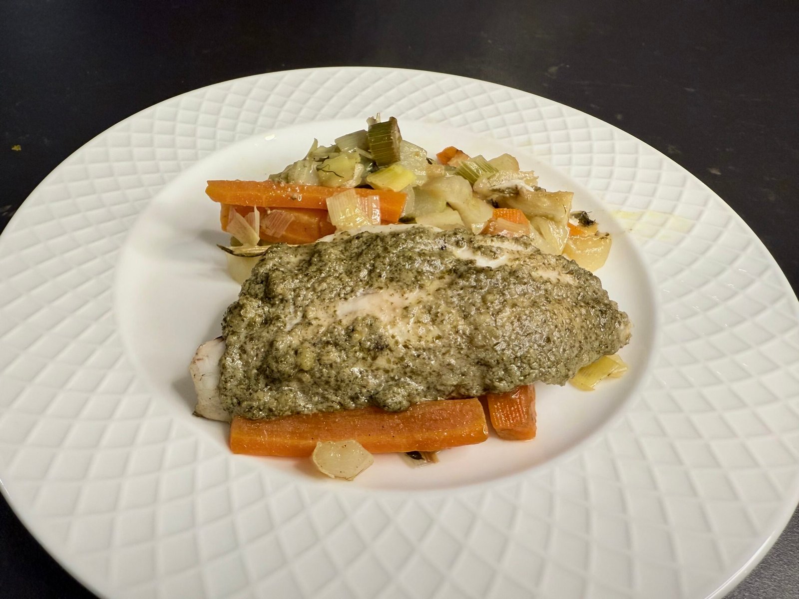 Turbot en croûte de pesto, sur lit de légumes d'hiver.