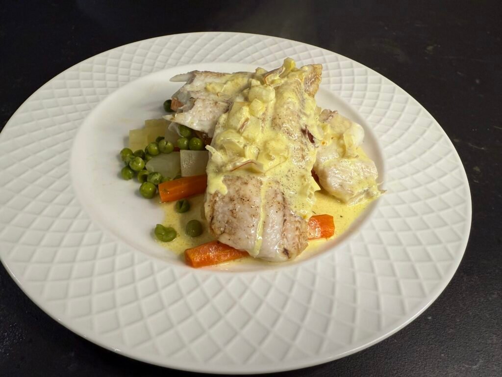 Filete de gallo con azafrán y verduras glaseadas.