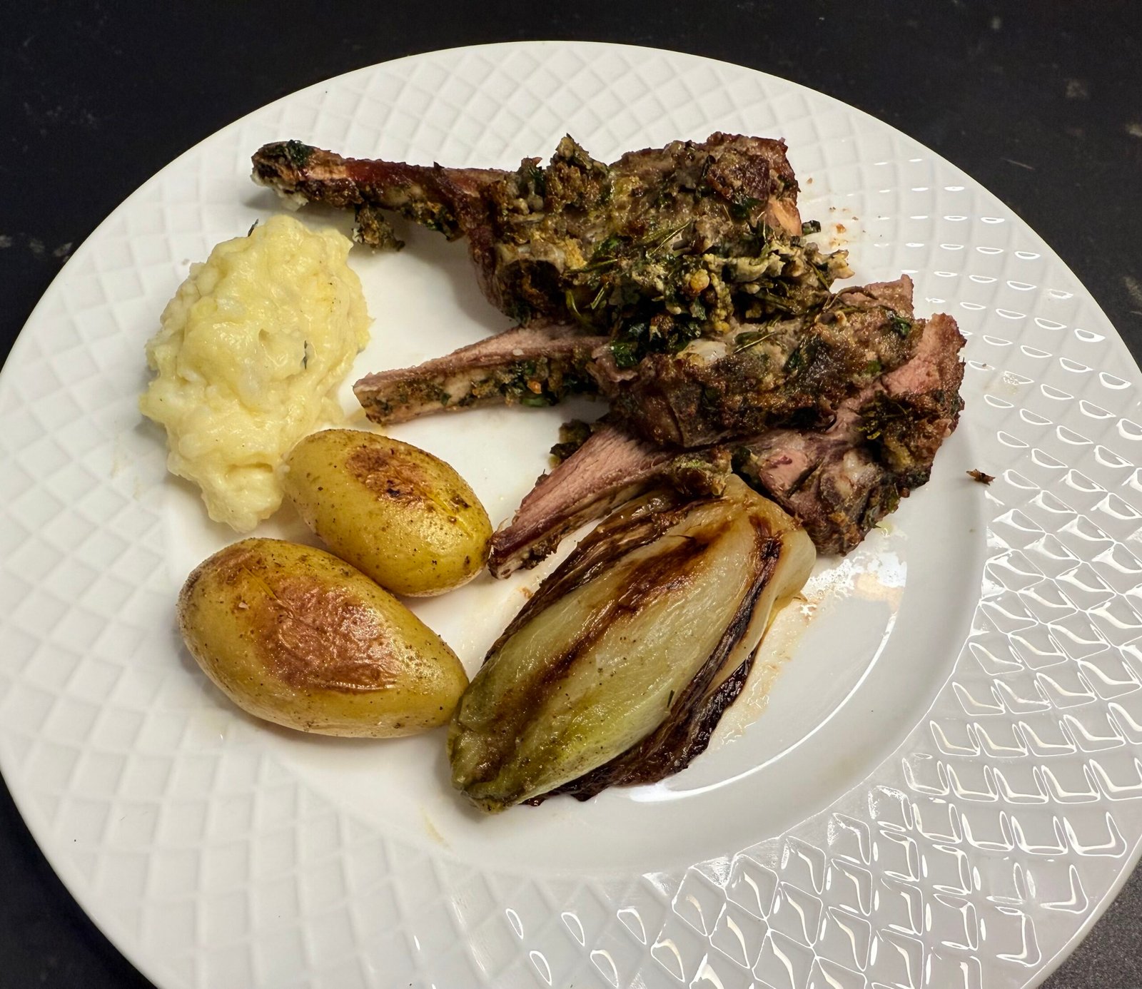 Carré d'agneau en croûte d'herbes et de parmesan