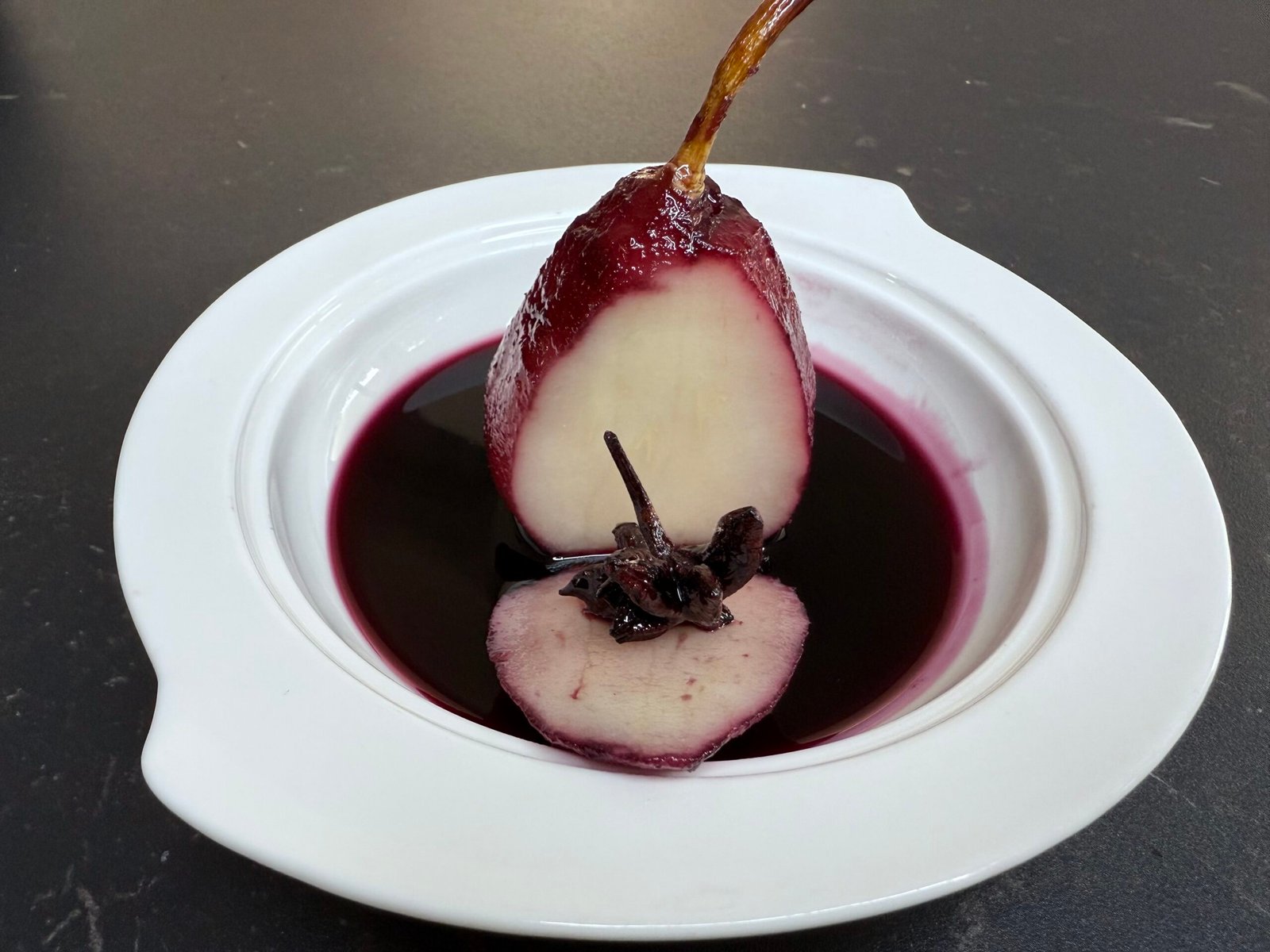 Poire pochée au vin rouge