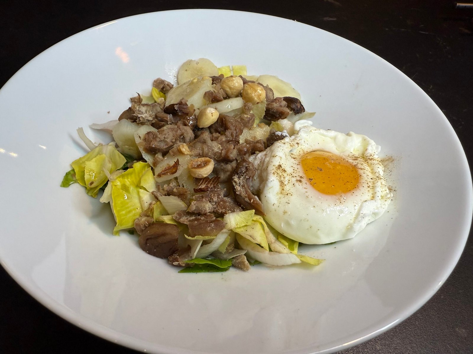 Salade de cerfeuil tubéreux, châtaigne et oeuf poché