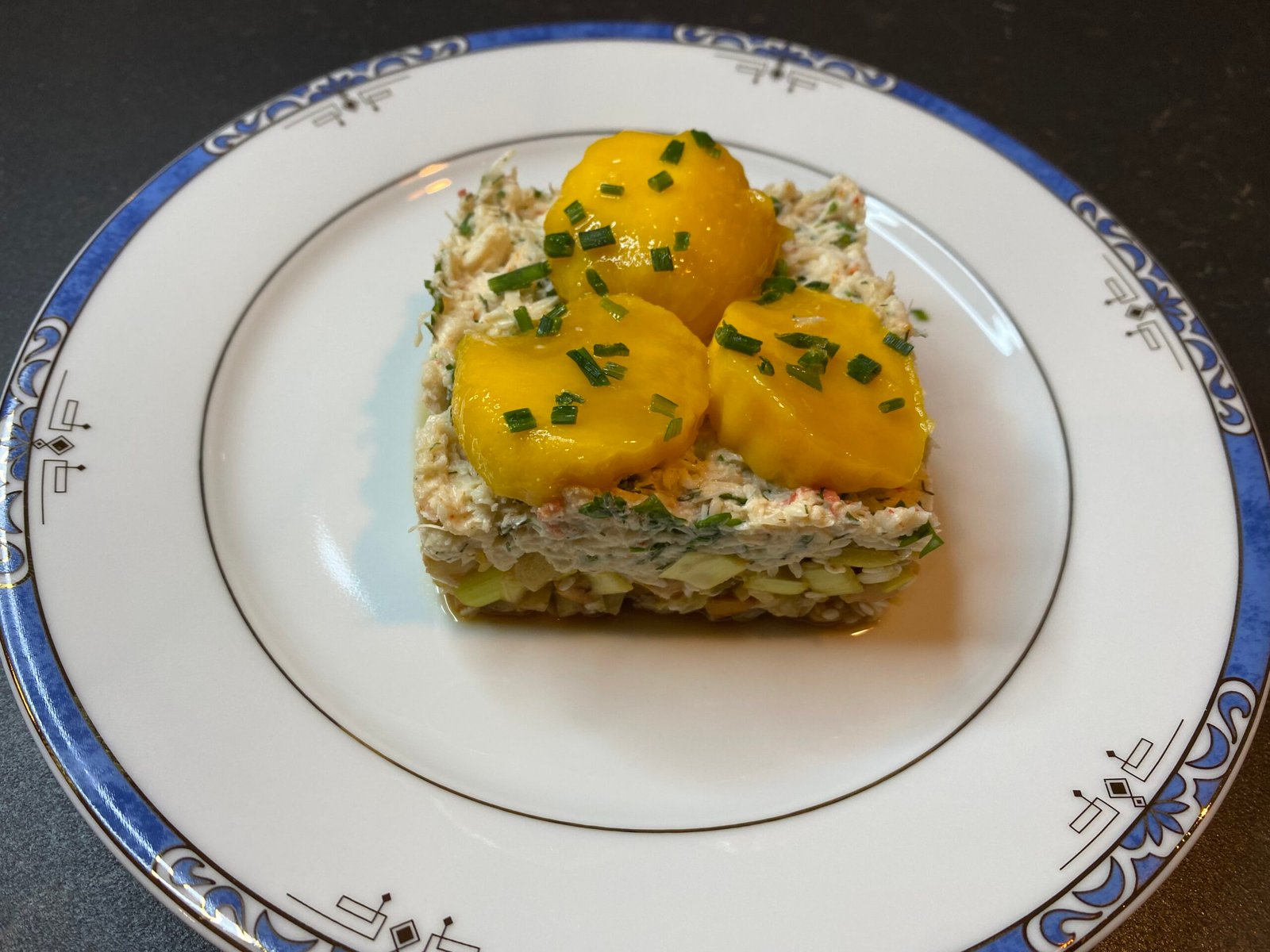 Crunchy starter with crab, leek and mango