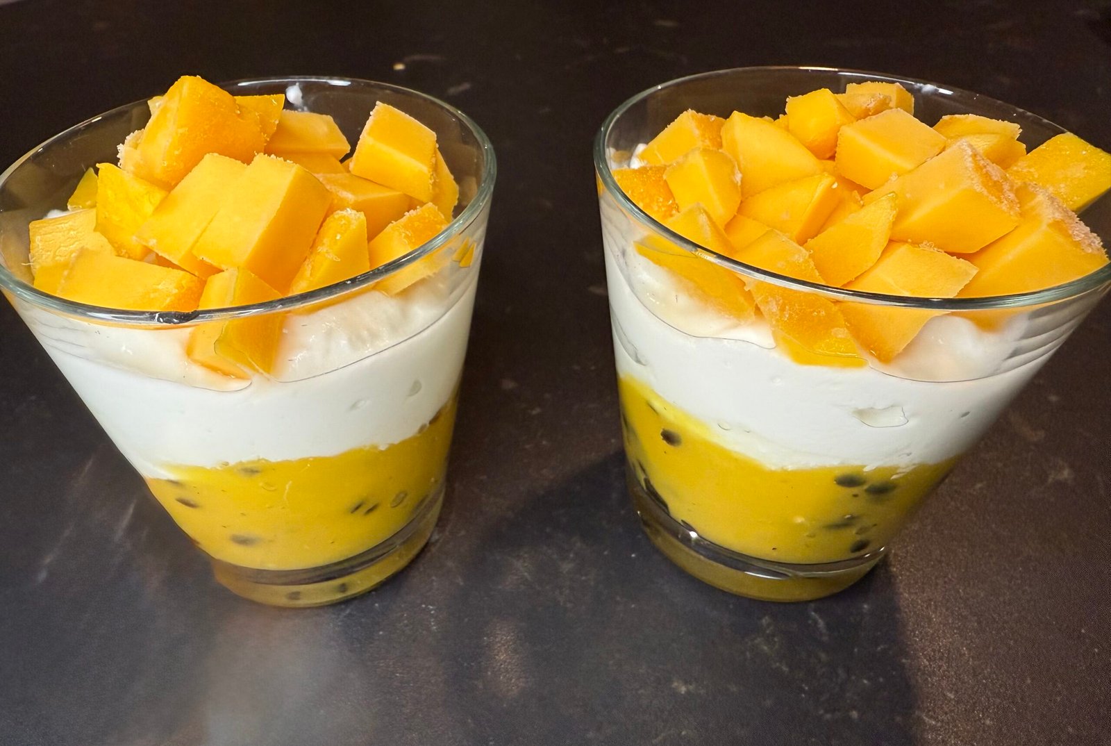 Fromage blanc sur lit mangue-passion, sans gluten