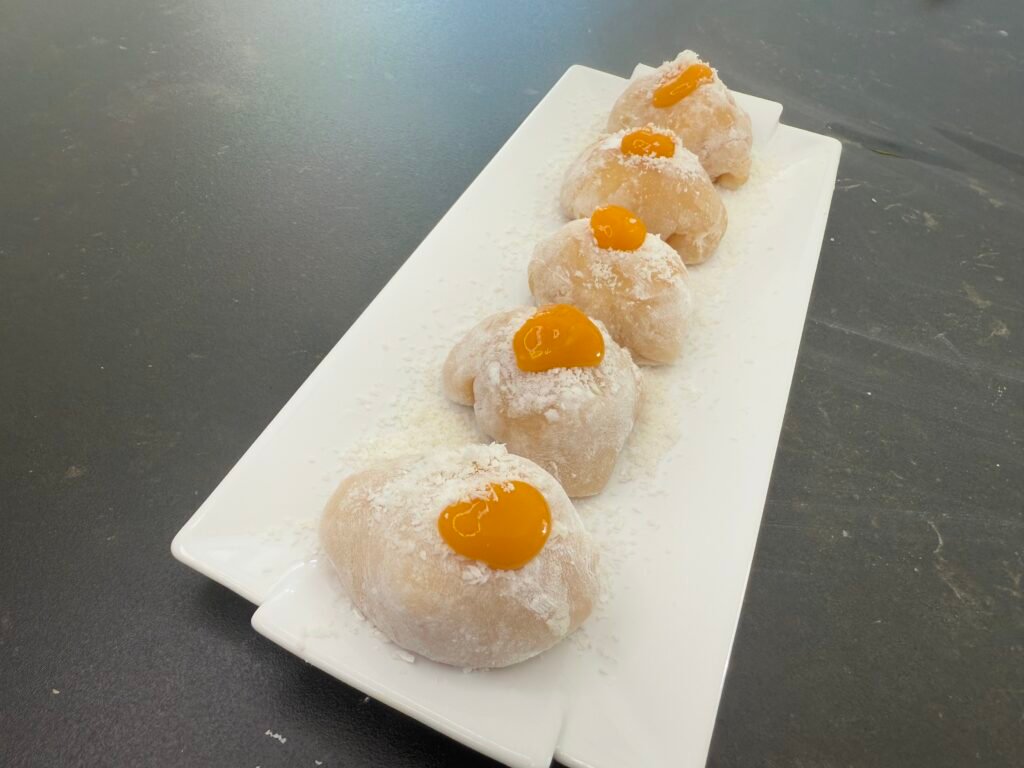 Mochis japoneses con mango y coco