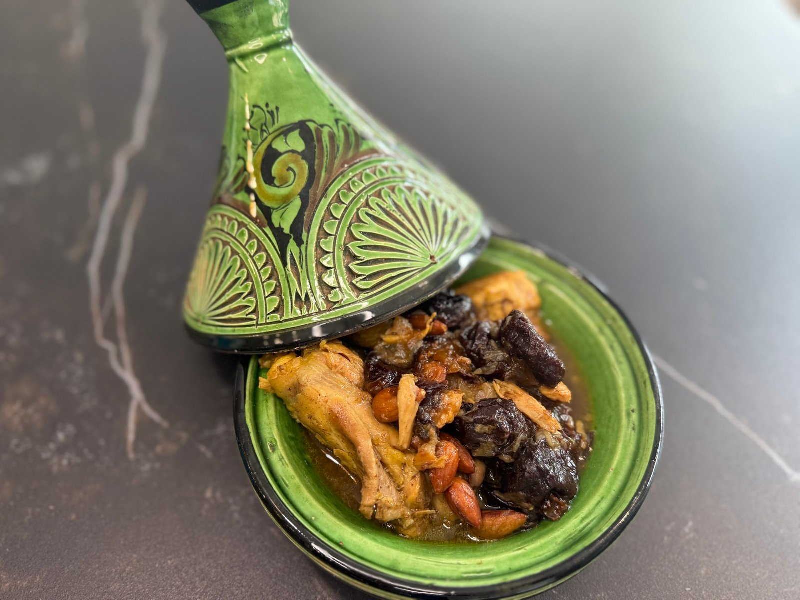 Tagine de pollo con ciruelas ciruelas y almendras, sin gluten
