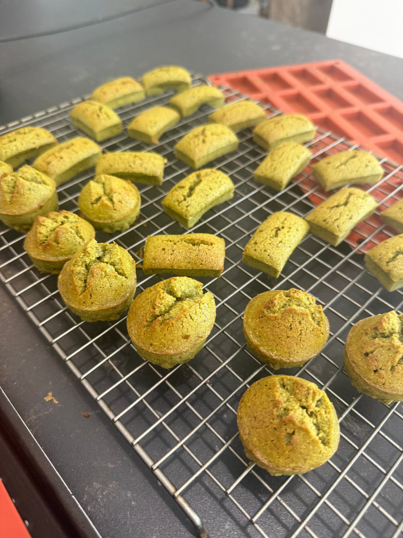 Financiers au matchamé et yuzu