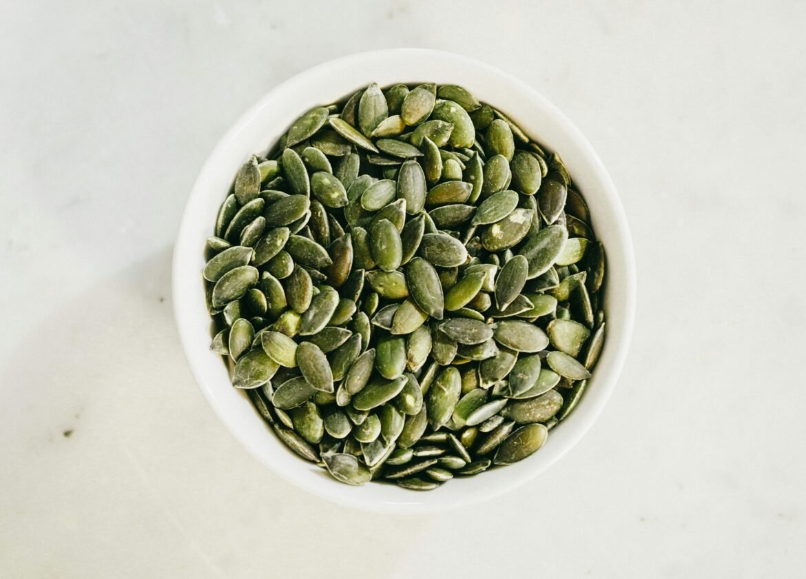 Un tazón lleno de semillas de calabaza verdes frescas, ideal para una alimentación saludable.