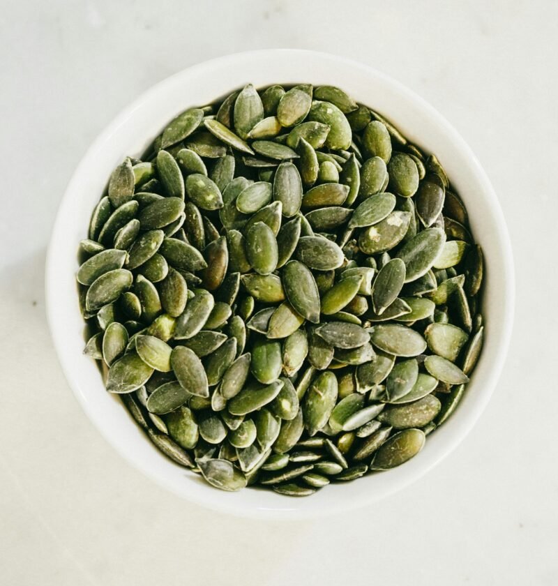 Un tazón lleno de semillas de calabaza verdes frescas, ideal para una alimentación saludable.